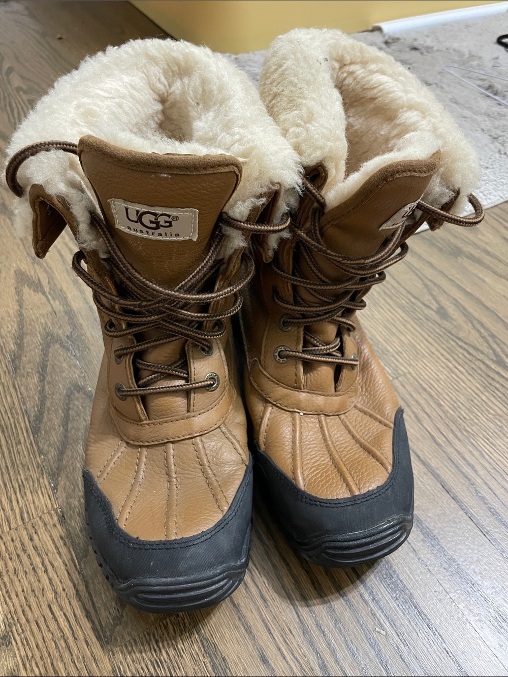 UGG Adirondack, woman’s Brown and Black Lace-Up Insulated Snow Boots